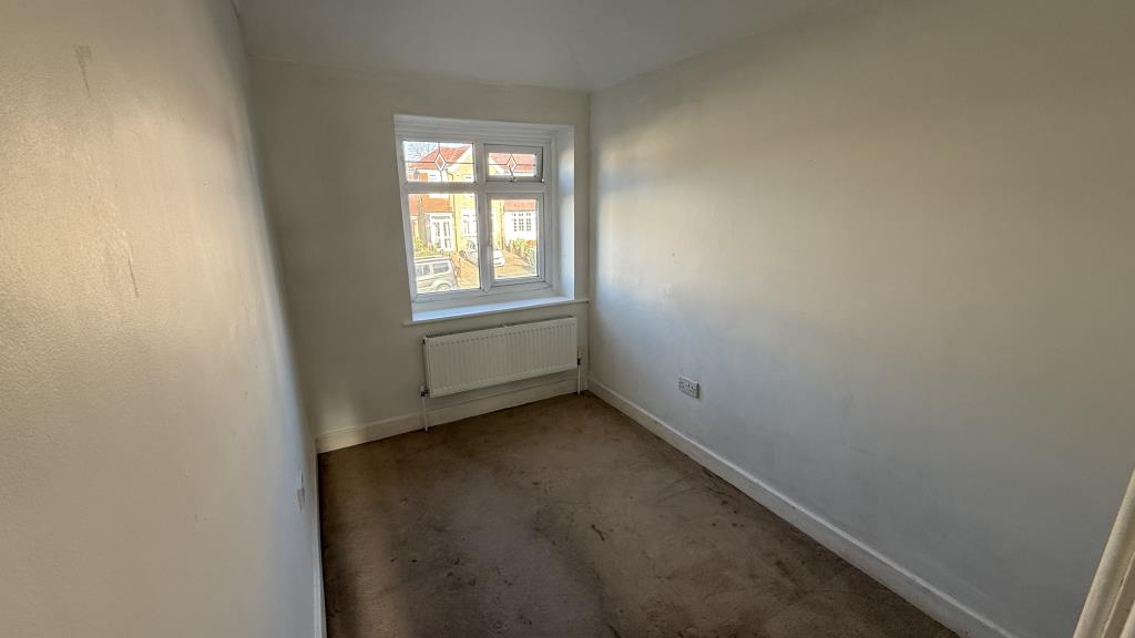 Lot: 32 - HOUSE FOR IMPROVEMENT IN POPULAR RESIDENTIAL AREA - Internal image of small this bed at front